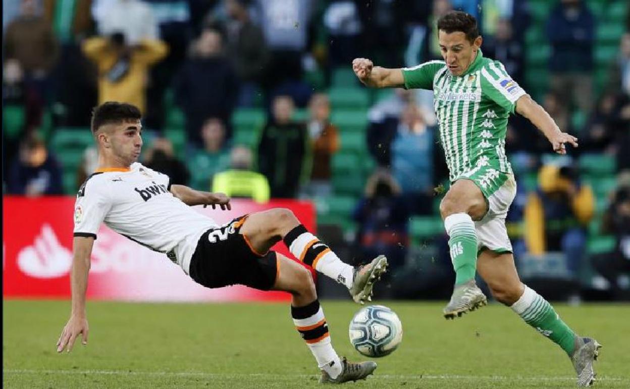 Guardado pelea un balón con el centrocampista del Valencia Ferran Torres. 