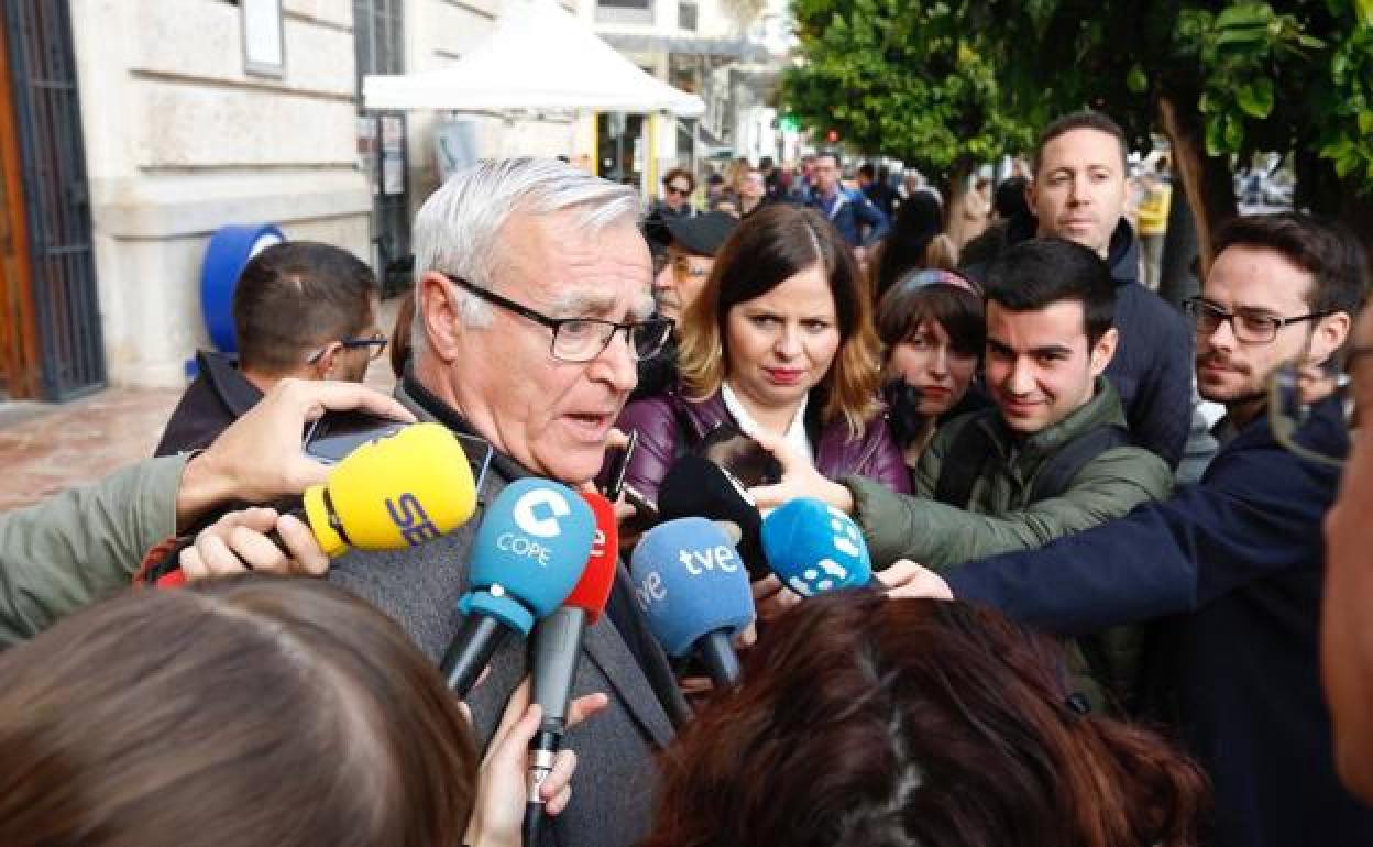 El alcalde de Valencia, Joan Ribo, atiende a los medios. 