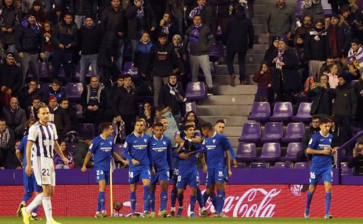 Los jugadores del Sevilla celebran el gol de Banega.