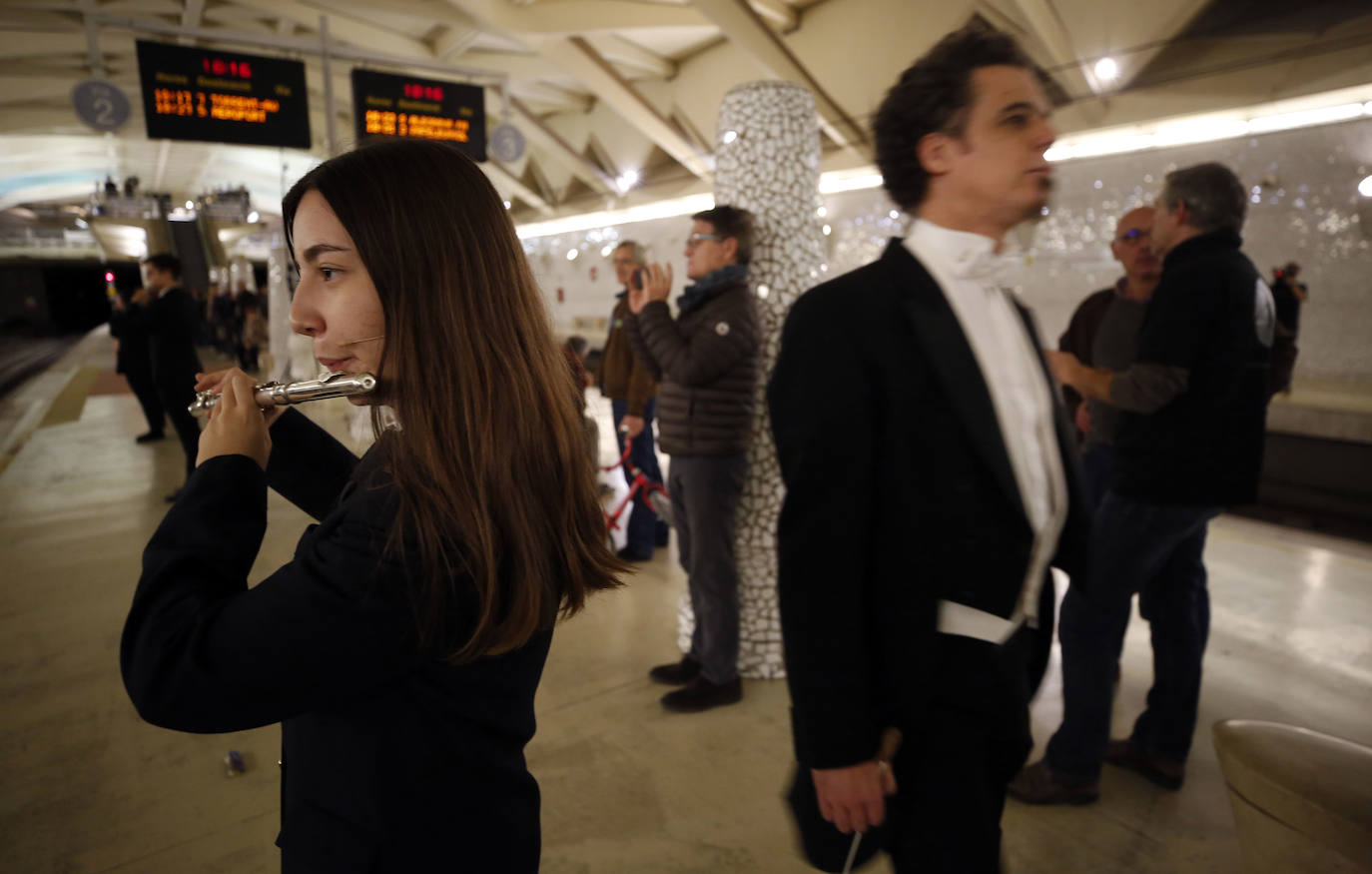 La estación de Alameda de Metrovalencia ha acogido este domingo un concierto para trenes de metro y banda del compositor valenciano Juan Luis Ferrer-Molina. El concierto ha consistido en una pieza musical «site specific» y ha sido interpretada por 50 músicos de la Sociedad Musical de Picanya.