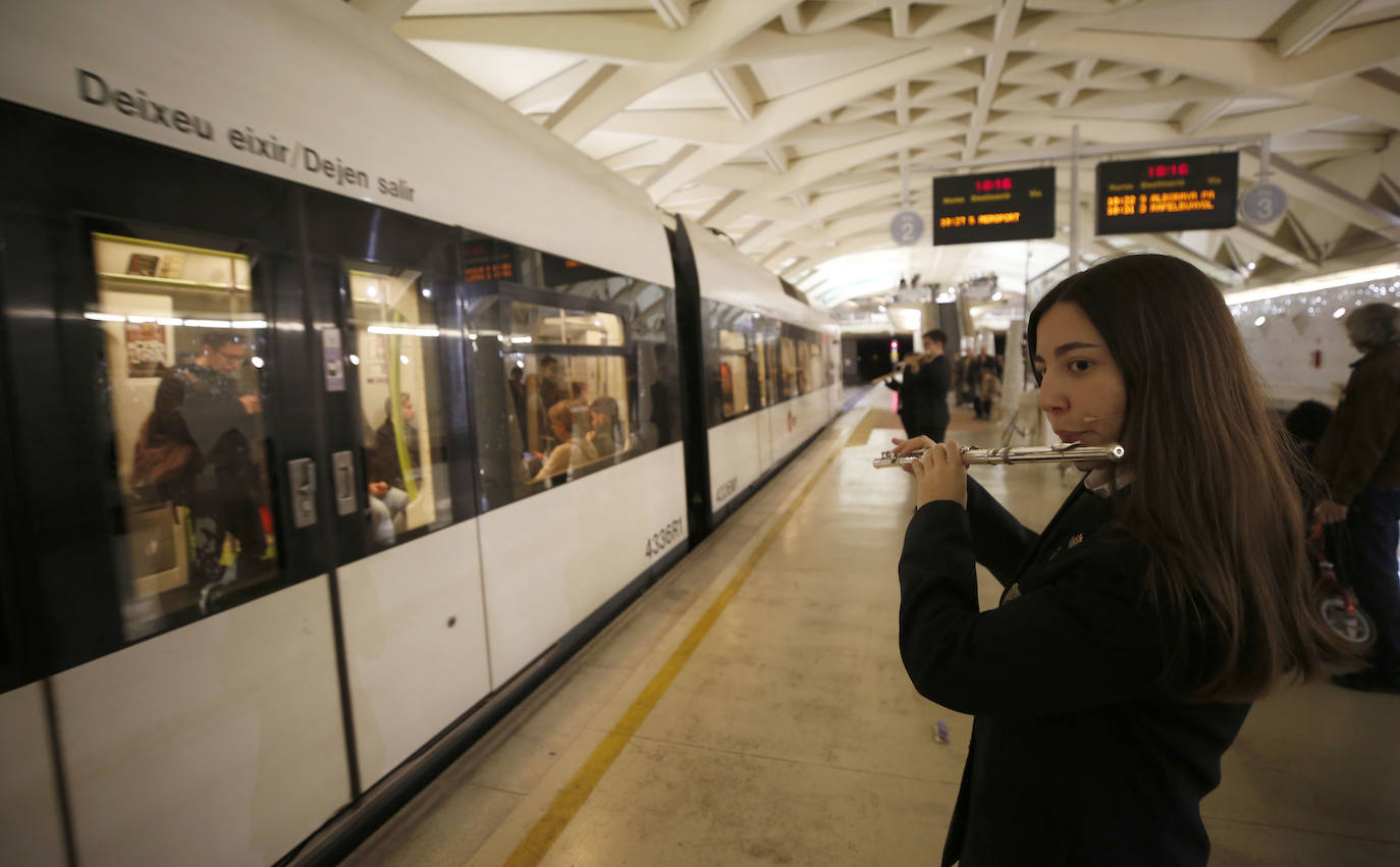 La estación de Alameda de Metrovalencia ha acogido este domingo un concierto para trenes de metro y banda del compositor valenciano Juan Luis Ferrer-Molina. El concierto ha consistido en una pieza musical «site specific» y ha sido interpretada por 50 músicos de la Sociedad Musical de Picanya.