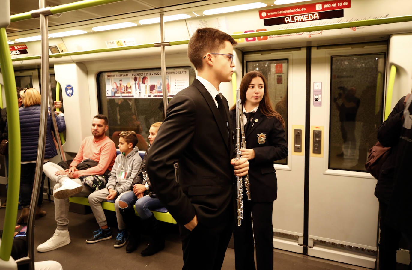 La estación de Alameda de Metrovalencia ha acogido este domingo un concierto para trenes de metro y banda del compositor valenciano Juan Luis Ferrer-Molina. El concierto ha consistido en una pieza musical «site specific» y ha sido interpretada por 50 músicos de la Sociedad Musical de Picanya.