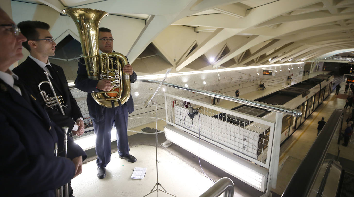 La estación de Alameda de Metrovalencia ha acogido este domingo un concierto para trenes de metro y banda del compositor valenciano Juan Luis Ferrer-Molina. El concierto ha consistido en una pieza musical «site specific» y ha sido interpretada por 50 músicos de la Sociedad Musical de Picanya.