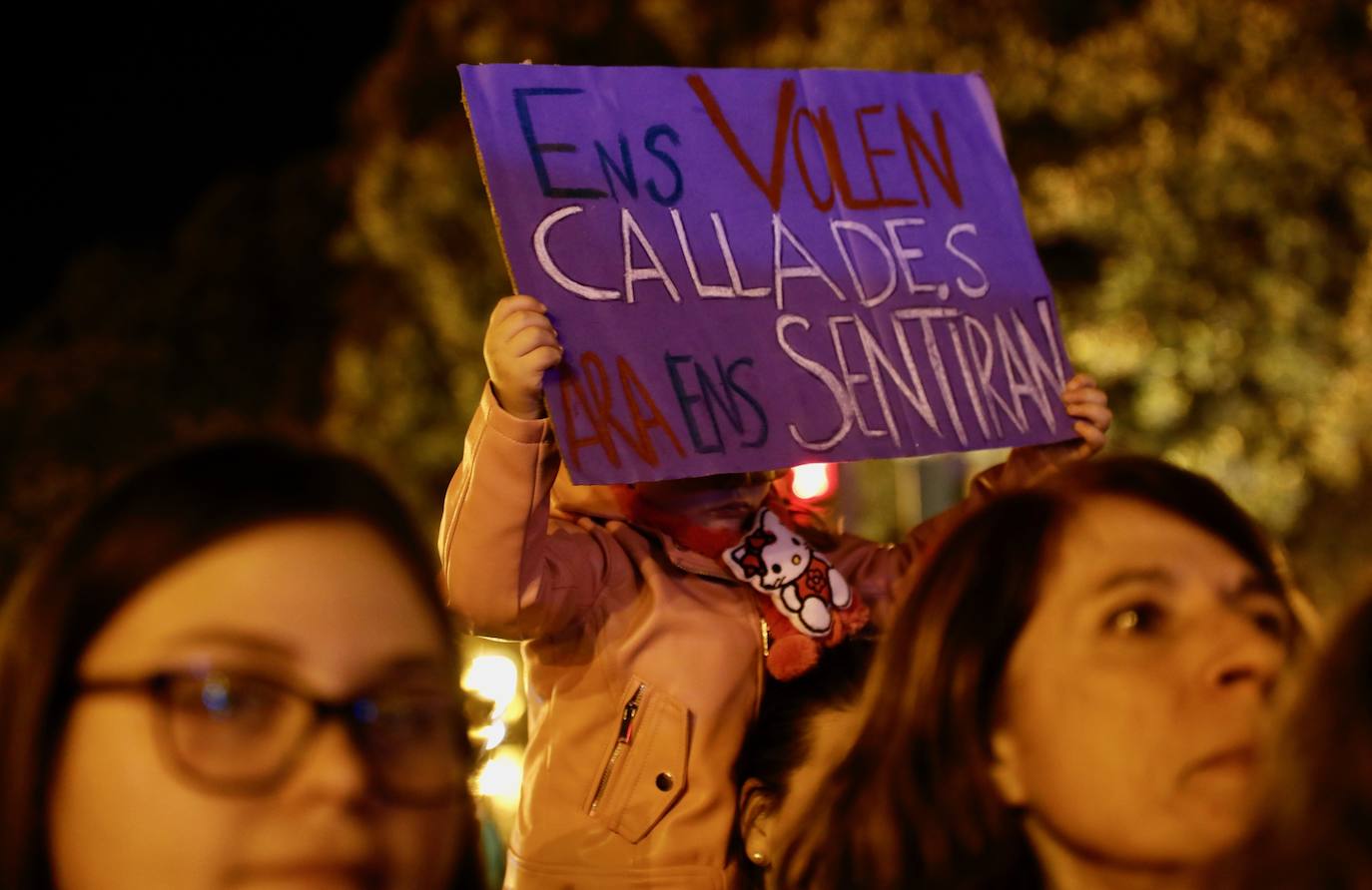 Miles de personas claman contra el machismo por el centro de la ciudad y recuerdan con cruces y máscaras a las mujeres asesinadas