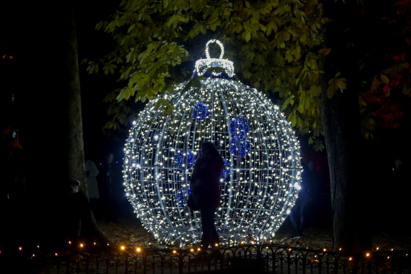 Iluminación del espectáculo 'Las Luces del Real Jardín Botánico', que tras su paso por Londres, Berlín, Stuttgart y Dresde llega a Madrid para convertir este espacio verde del centro de la capital en un lugar de ambiente navideño. 