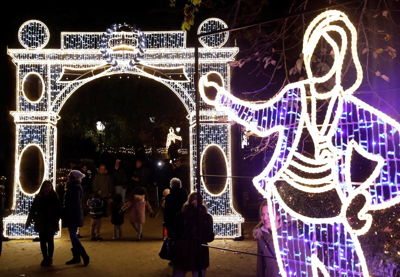 Iluminación del espectáculo 'Las Luces del Real Jardín Botánico', que tras su paso por Londres, Berlín, Stuttgart y Dresde llega a Madrid para convertir este espacio verde del centro de la capital en un lugar de ambiente navideño. 