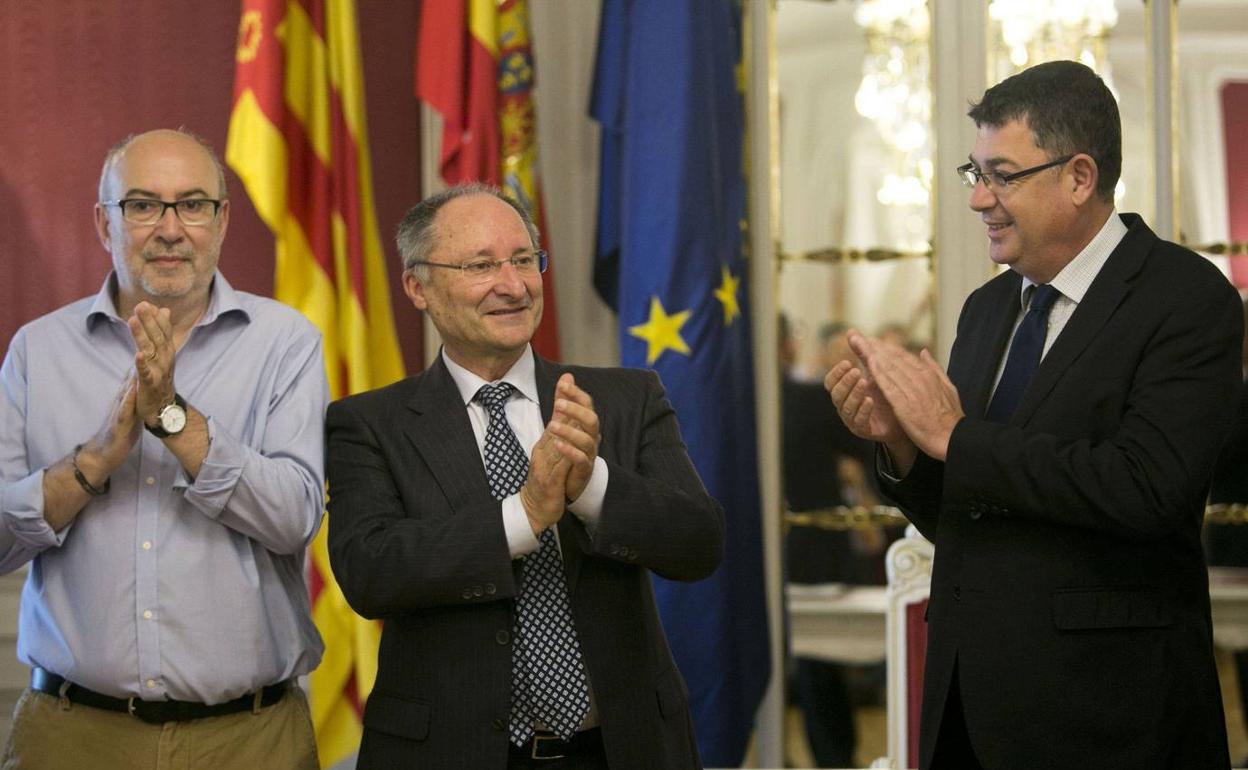 Joan Llinares, junto al exconseller de Transparencia y el presidente de Les Corts.