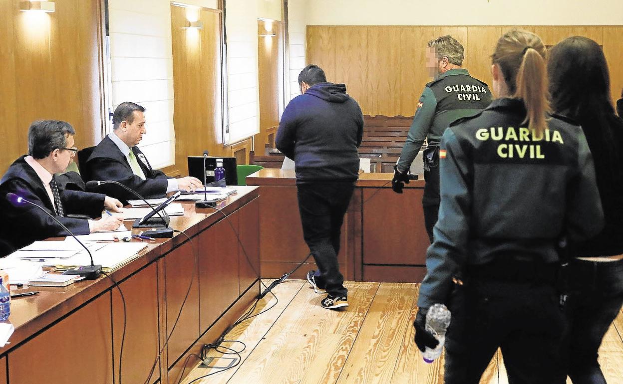 Los condenados, durante el juicio. 