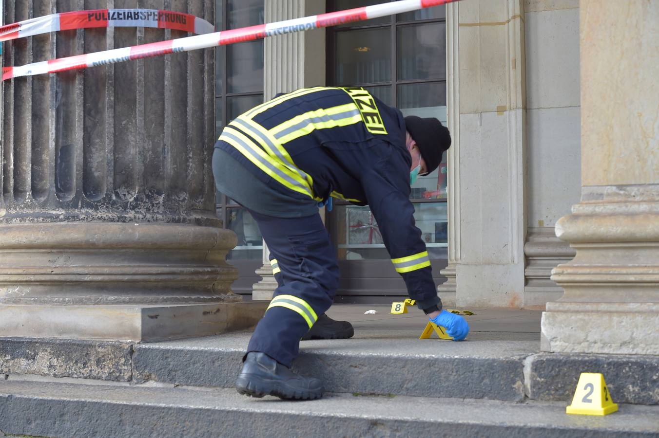 Mientras tanto, el director de la policía de investigación criminal de Dresde, Volker Lange, explicó que el robo se produjo hacia las 05.00 de la madrugada (04.00 GMT), cuando el personal de seguridad del edificio alertó de la presencia de personal ajeno. 