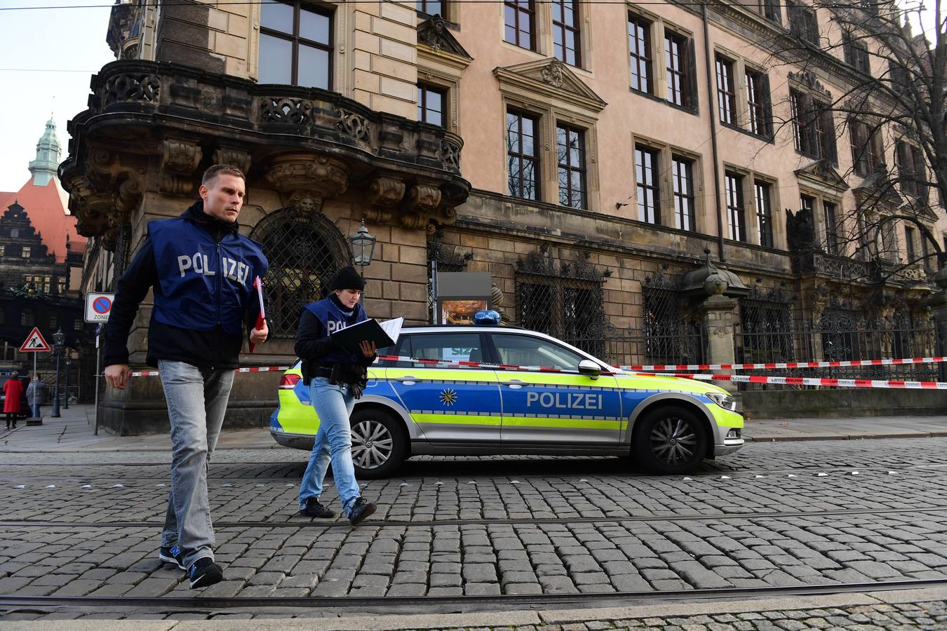 Robo multimillonario del tesoro del palacio real de Sajonia: aderezos, diamantes, rubíes, zafiros y hasta 100 piezas de joyas en Dresde (Alemania).