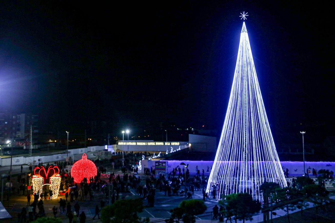 Torrejón de Ardoz (Madrid), capital europea de la Navidad, inaugura el encendido navideño con un espectáculo de luz único en toda España