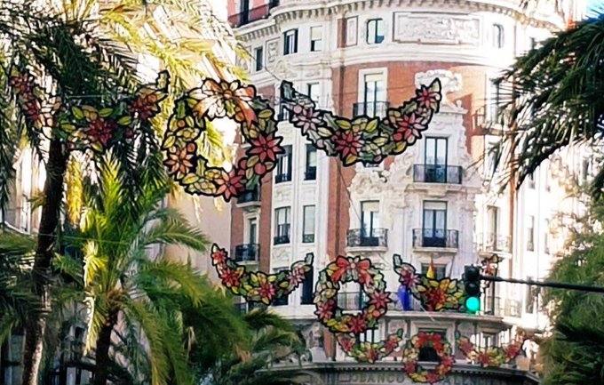 Valencia volverá a pasar estas fiestas a media luz, pese al ligero incremento en el presupuesto que el Ayuntamiento de la tercera capital de España ha previsto para este año. Los 121.000 euros, IVA incluido, que iluminarán la ciudad quedan muy lejos de los fastos lumínicos que han preparado en Madrid y su Real Jardín Botánico, Torrejón de Ardoz (capital europea de la Navidad) y Vigo. Ni siquiera la incorporación este año de las llamadas 'vitroleds' (ornamentación que imita el efecto de las vidrieras para que sean visibles también de día) hará sombra a ciudades como la de Abel Caballero, que este año también vuelve a tirar la casa por la ventana con un presupuesto de iluminación de más de un millón de euros. En esta misma línea, en la capital del Turia la 'descentralización' por la que vuelve a apostar su homólogo, Joan Ribó, para que la luz llegue a otros barrios de la capital tampoco ayudará a potenciar el centro histórico, para disgusto de los comerciantes del corazón de la ciudad. Valencia, cuyo encendido oficial del alumbrado navideño tendrá lugar este próximo viernes, lleva aumentando tímidamente su presupuesto en luces desde 2015. Este año lo hace en un 20%.