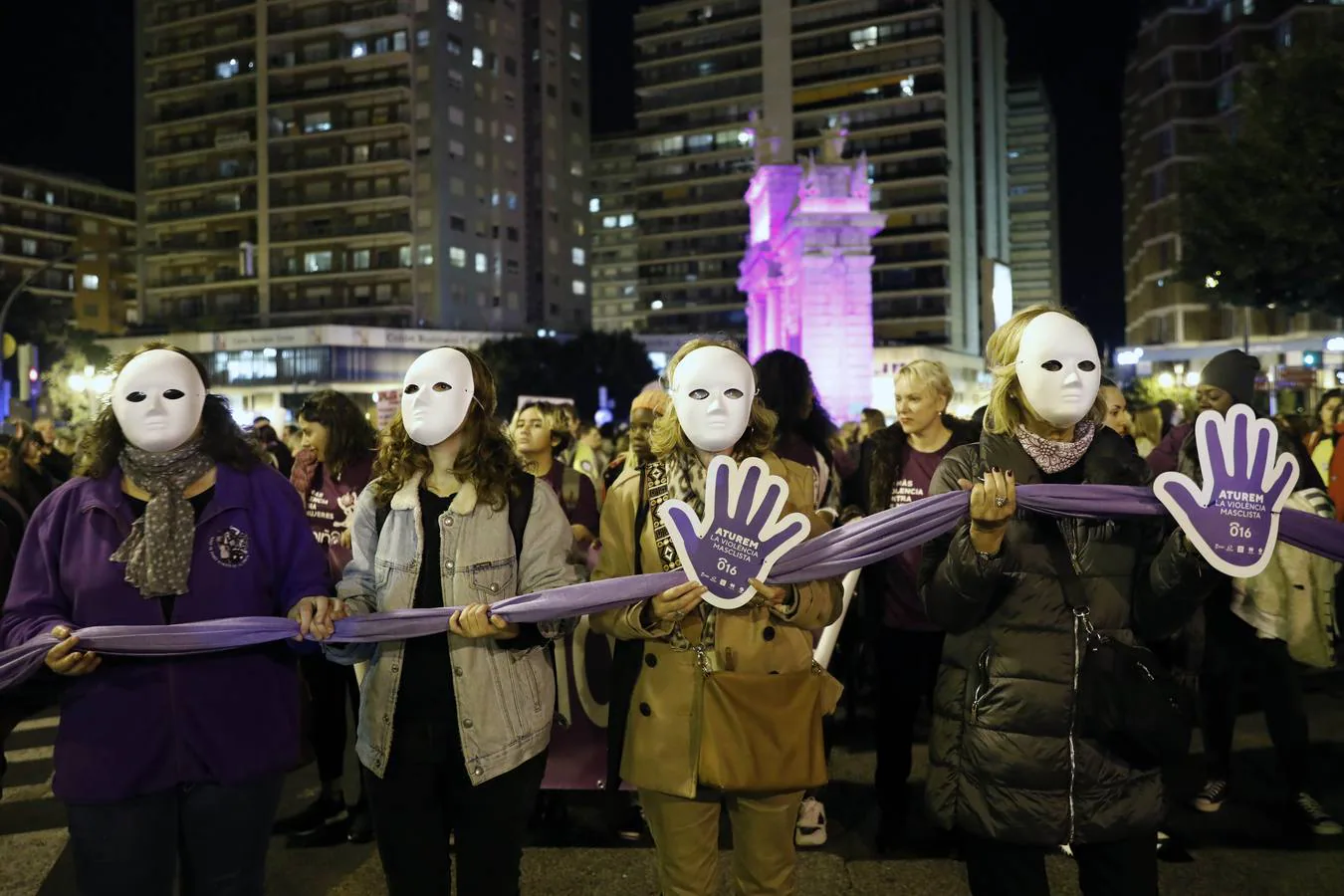 Miles de personas claman contra el machismo por el centro de la ciudad y recuerdan con cruces y máscaras a las mujeres asesinadas