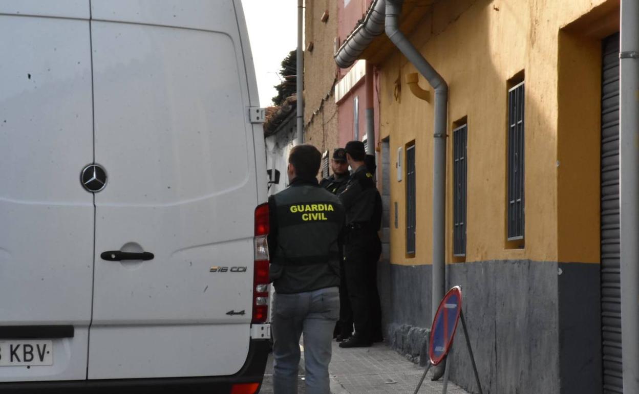 Efectivos del Equipo Central de Inspecciones Oculares (ECIO) del Servicio de Criminalística de la Guardia Civil están inspeccionando la vivienda en la localidad de Manuel que ocupaba el hombre que quedó con Marta Calvo.