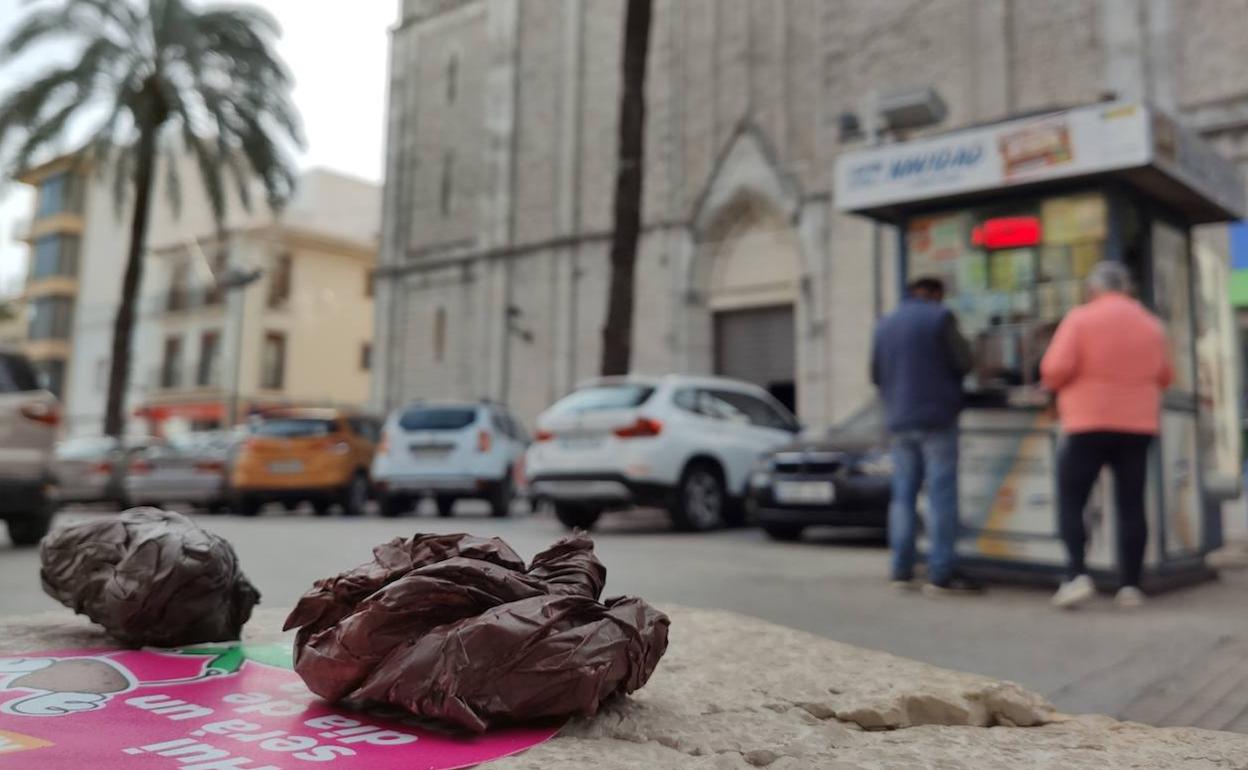 El pueblo ha amanecido hoy con más de 300 «cacas de perro» hechas con papel reciclador, distribuidas por diferents puntos del municipio.