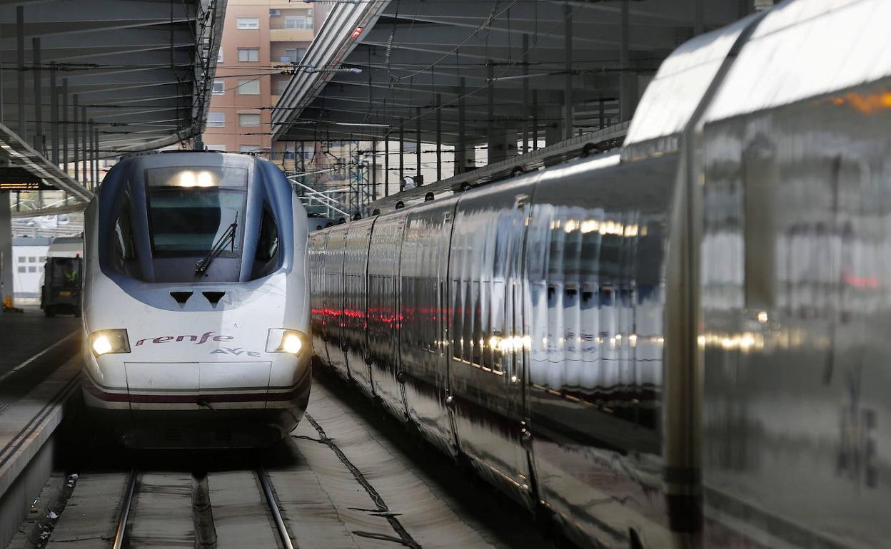 Un tren del AVE en la estación Joaquín Sorolla de Valencia. 