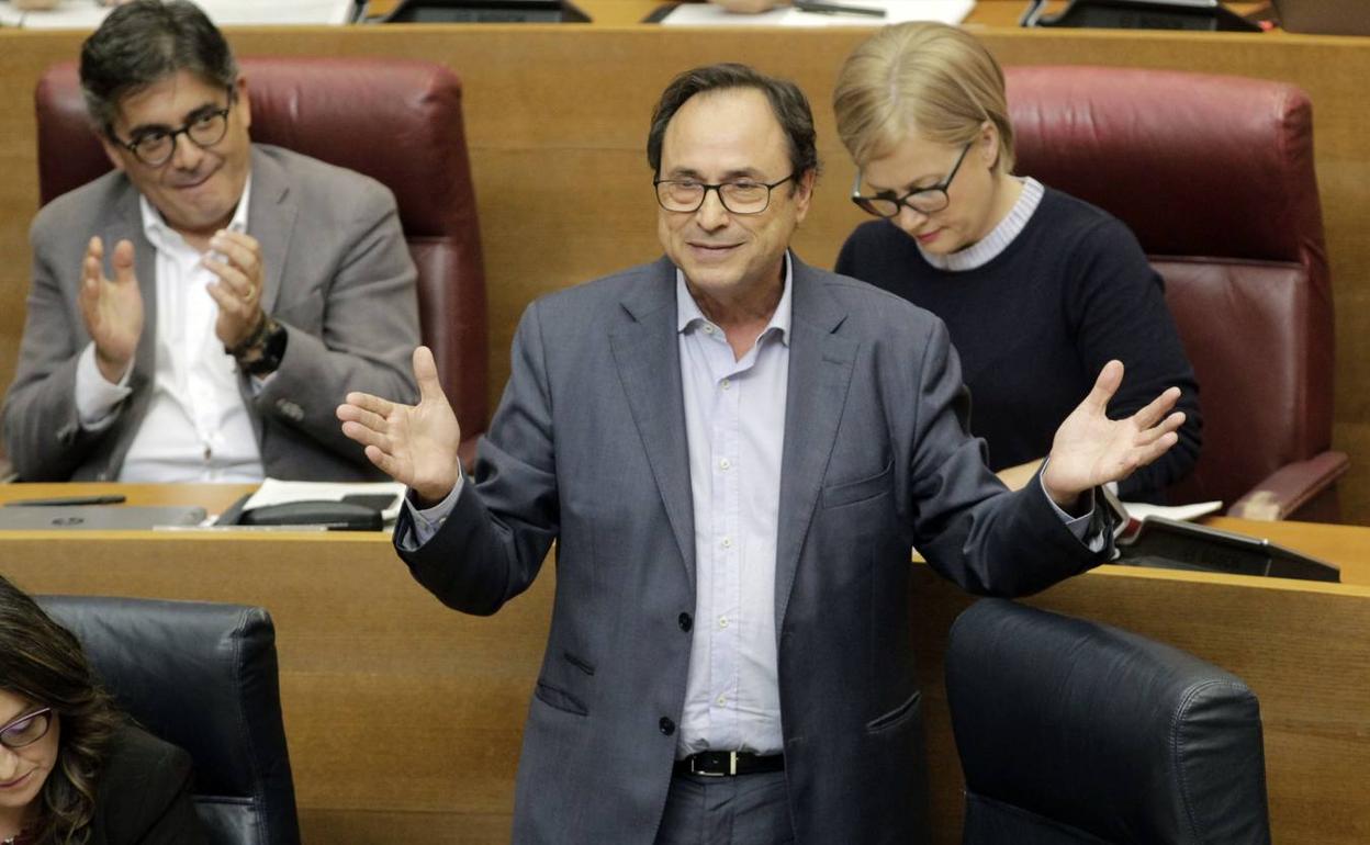 El conseller de Hacienda, Vicent Soler, en el hemiciclo de Les Corts. 