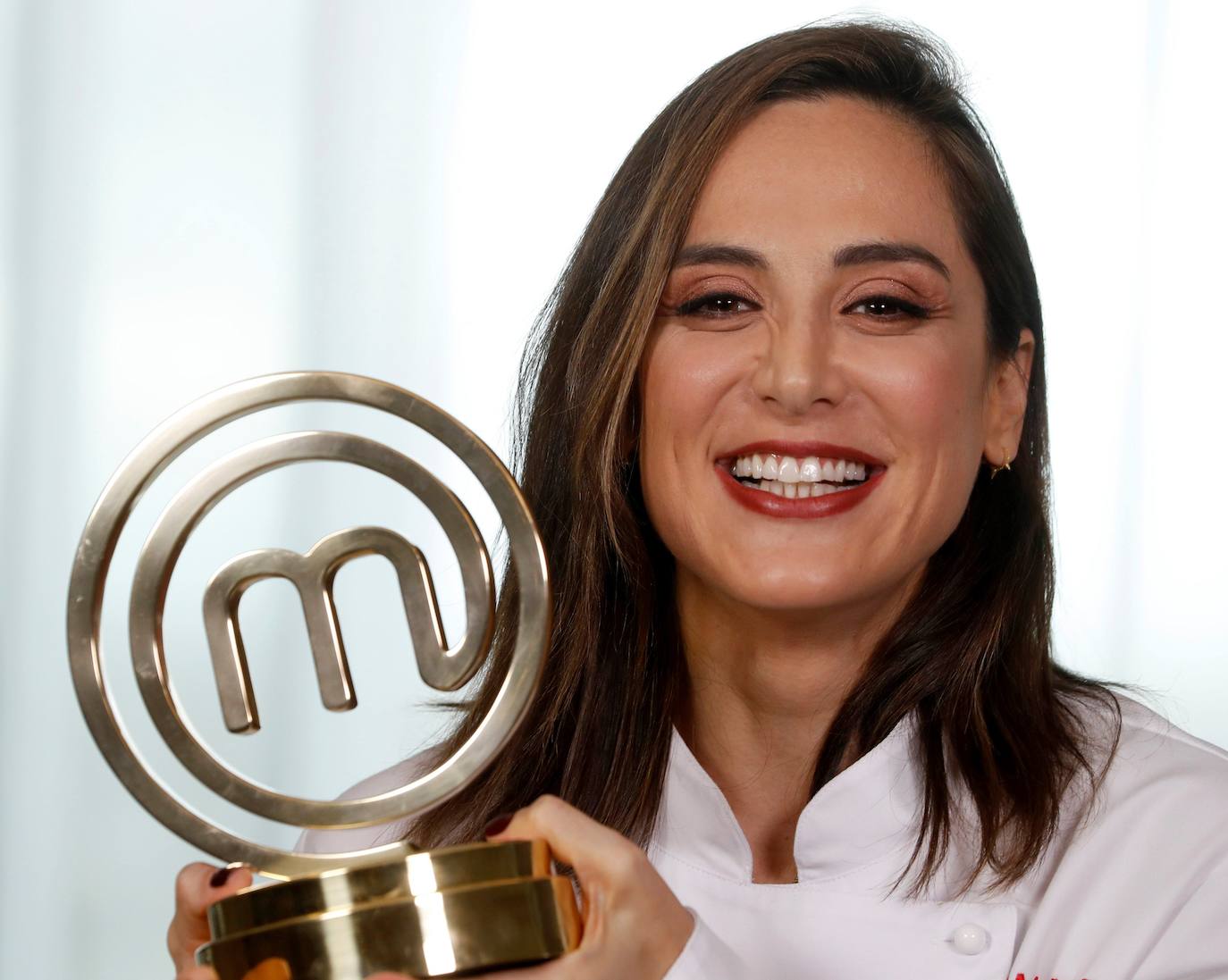 La hija de Isabel Preysler y el marqués de Griñón ha vencido por ínfimos detalles al actor Félix Gómez en una gran final en la que ambos han exhibido una gran evolución en la cocina, con dos menús que perfectamente podrían lucir en cualquier carta de un restaurante de estrella Michelin. Una de las grandes sorpresas de la noche fue la visita de Isabel Preysler y Mario Vargas Llosa.