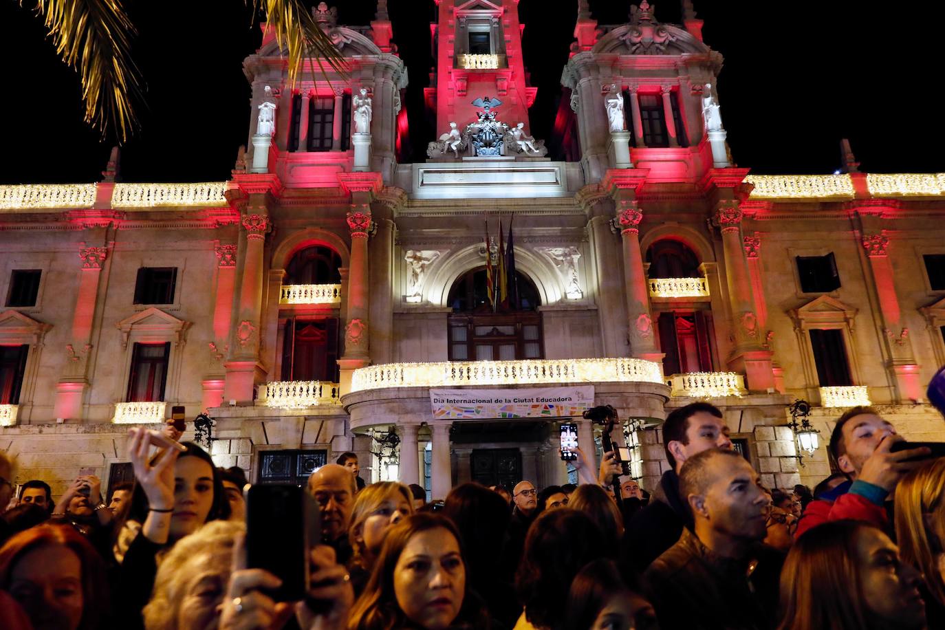 La Navidad ya ha empezado en Valencia. Joan Ribó, alcalde de la ciudad, ha encendido las luces del árbol de la Plaza del Ayuntamiento junto a las falleras mayores Consuelo Llobell y Carla García y el concejal de Cultura Festiva, Pere Fuset. El acto ha estado amenizado por las actuaciones del Coro Escolar COMVAL (CAES Comunitat Valenciana) y los Niños Cantores DIVISI.