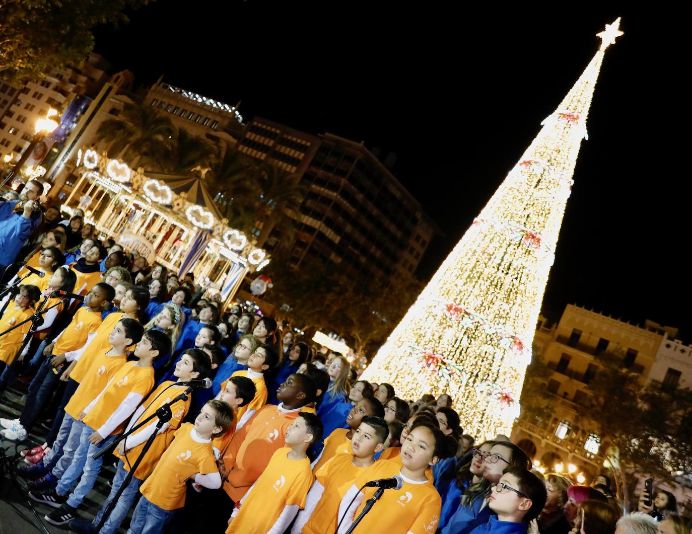 La Navidad ya ha empezado en Valencia. Joan Ribó, alcalde de la ciudad, ha encendido las luces del árbol de la Plaza del Ayuntamiento junto a las falleras mayores Consuelo Llobell y Carla García y el concejal de Cultura Festiva, Pere Fuset. El acto ha estado amenizado por las actuaciones del Coro Escolar COMVAL (CAES Comunitat Valenciana) y los Niños Cantores DIVISI.