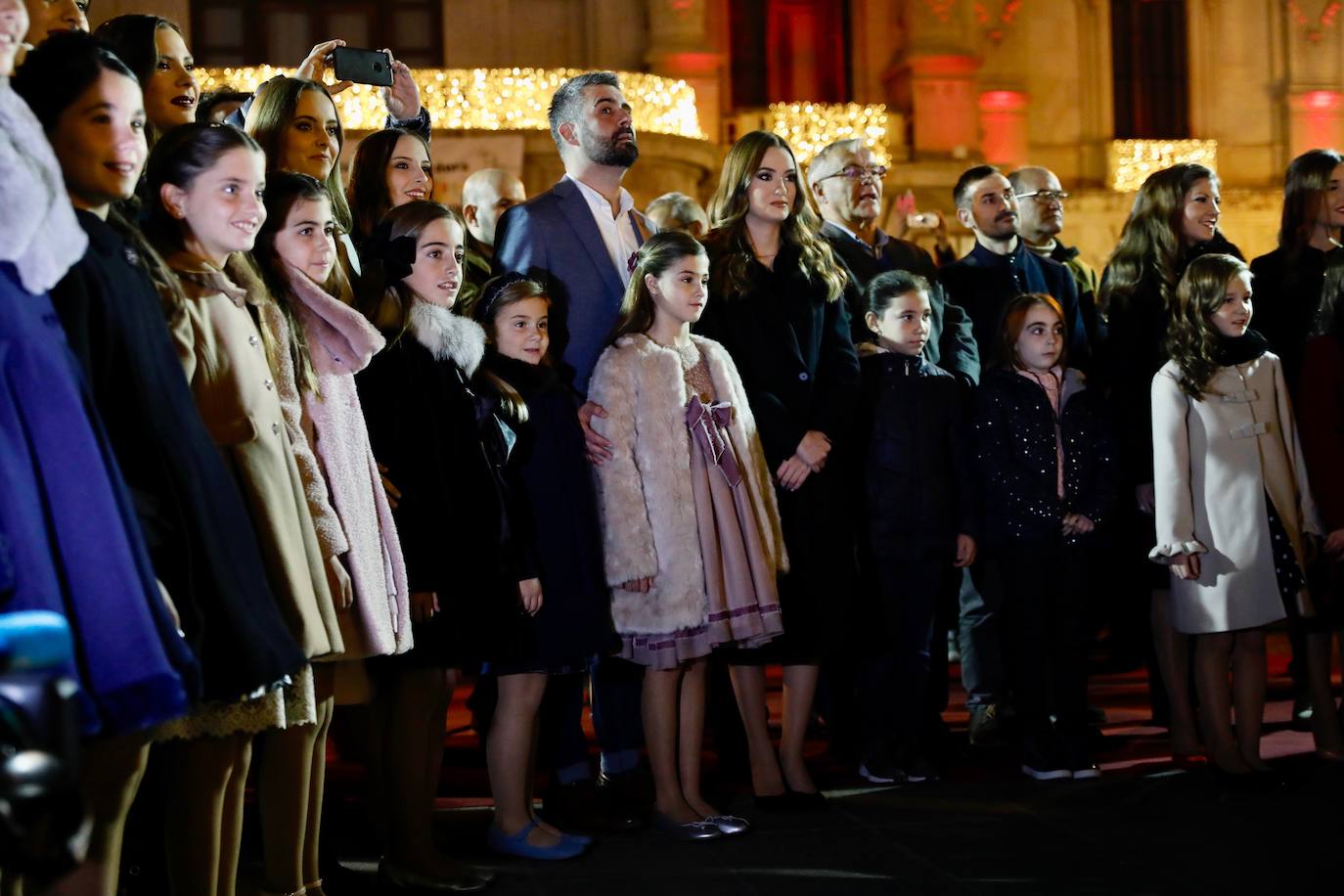 La Navidad ya ha empezado en Valencia. Joan Ribó, alcalde de la ciudad, ha encendido las luces del árbol de la Plaza del Ayuntamiento junto a las falleras mayores Consuelo Llobell y Carla García y el concejal de Cultura Festiva, Pere Fuset. El acto ha estado amenizado por las actuaciones del Coro Escolar COMVAL (CAES Comunitat Valenciana) y los Niños Cantores DIVISI.