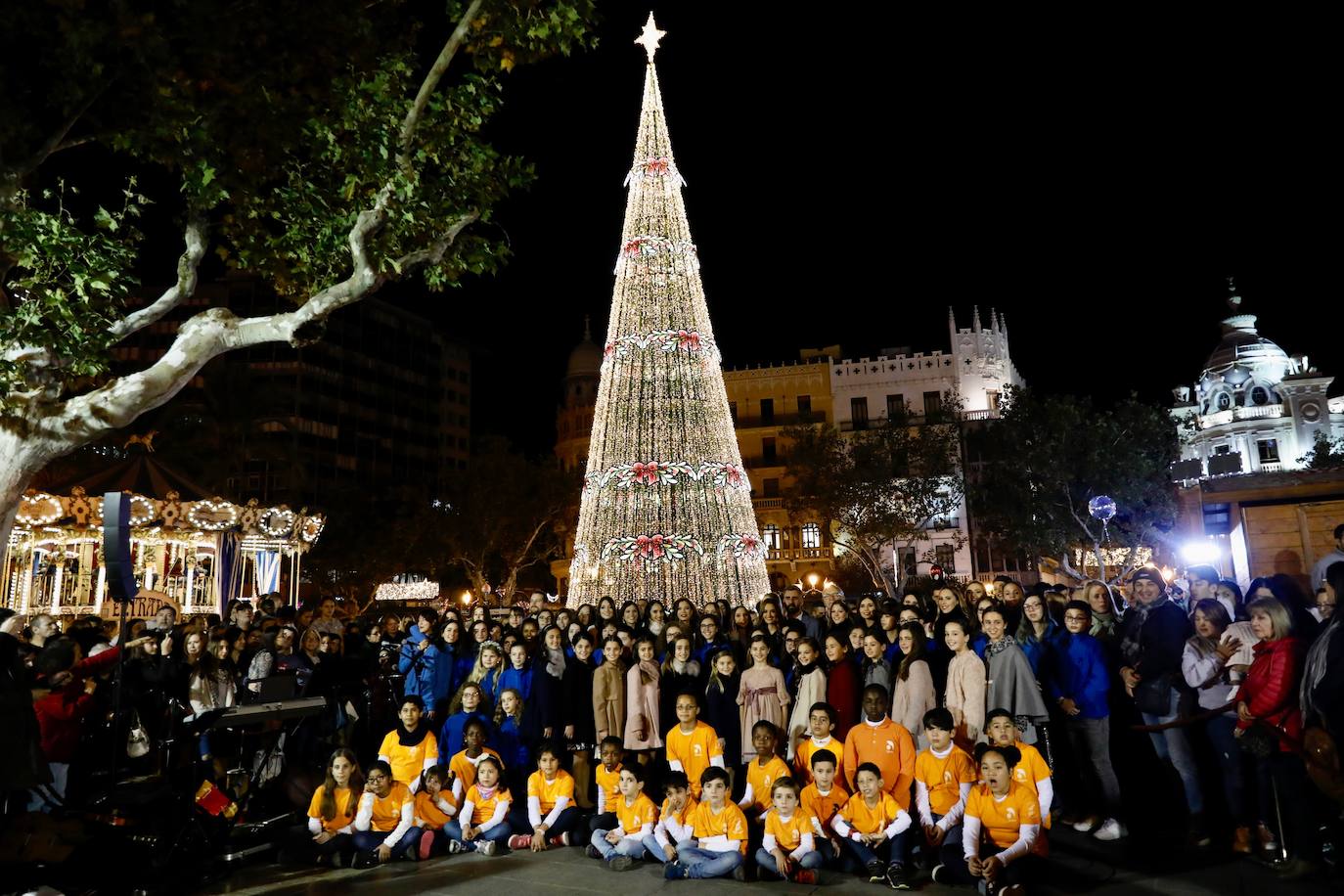 La Navidad ya ha empezado en Valencia. Joan Ribó, alcalde de la ciudad, ha encendido las luces del árbol de la Plaza del Ayuntamiento junto a las falleras mayores Consuelo Llobell y Carla García y el concejal de Cultura Festiva, Pere Fuset. El acto ha estado amenizado por las actuaciones del Coro Escolar COMVAL (CAES Comunitat Valenciana) y los Niños Cantores DIVISI.