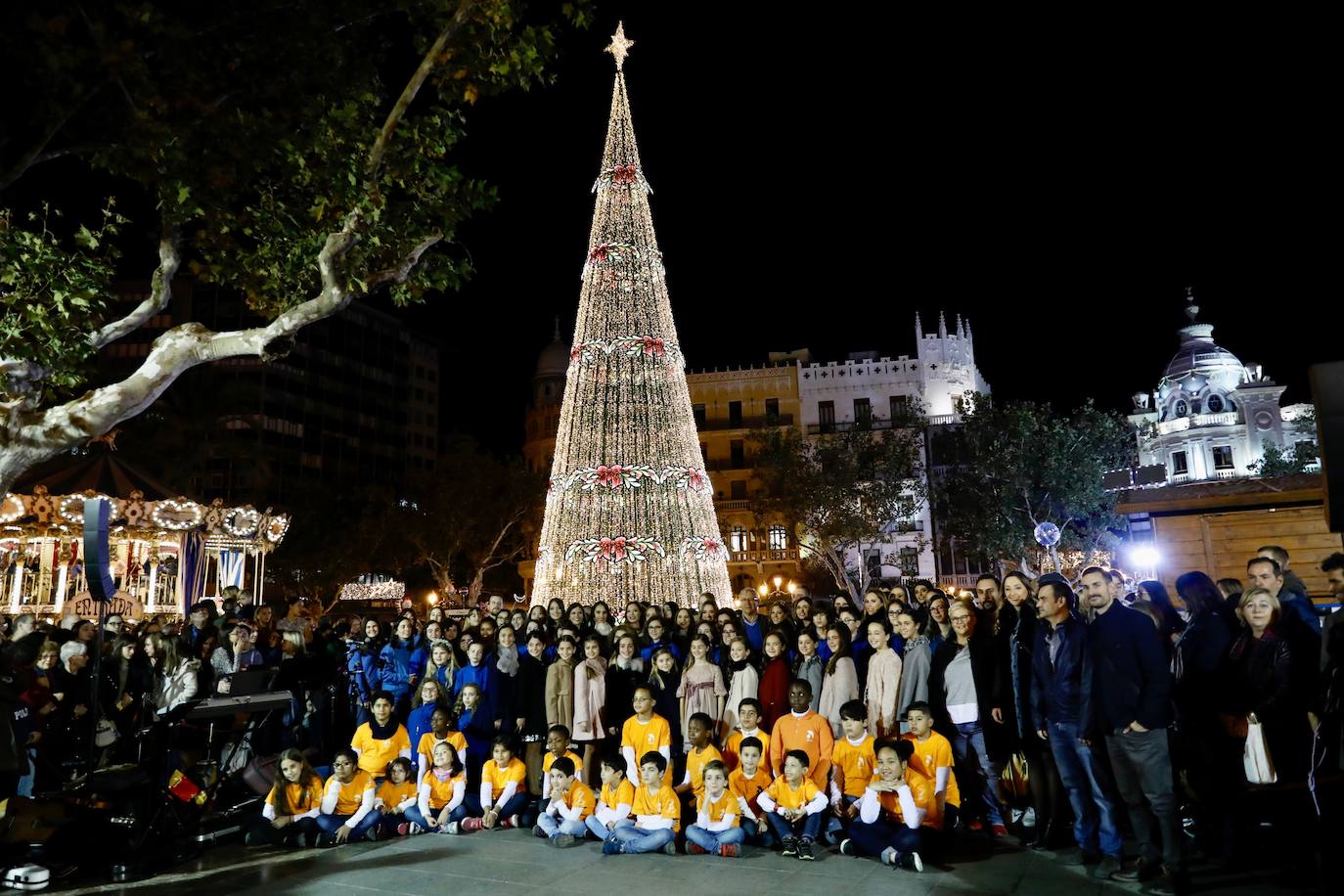 La Navidad ya ha empezado en Valencia. Joan Ribó, alcalde de la ciudad, ha encendido las luces del árbol de la Plaza del Ayuntamiento junto a las falleras mayores Consuelo Llobell y Carla García y el concejal de Cultura Festiva, Pere Fuset. El acto ha estado amenizado por las actuaciones del Coro Escolar COMVAL (CAES Comunitat Valenciana) y los Niños Cantores DIVISI.