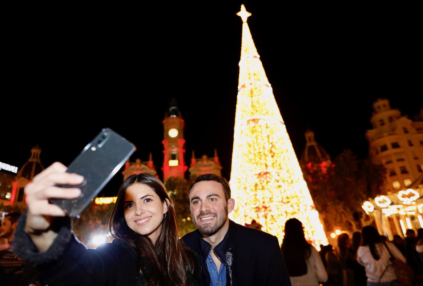 La Navidad ya ha empezado en Valencia. Joan Ribó, alcalde de la ciudad, ha encendido las luces del árbol de la Plaza del Ayuntamiento junto a las falleras mayores Consuelo Llobell y Carla García y el concejal de Cultura Festiva, Pere Fuset. El acto ha estado amenizado por las actuaciones del Coro Escolar COMVAL (CAES Comunitat Valenciana) y los Niños Cantores DIVISI.