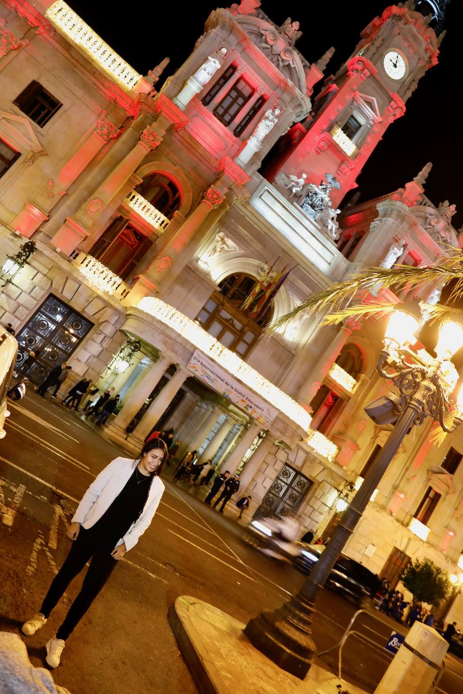 La Navidad ya ha empezado en Valencia. Joan Ribó, alcalde de la ciudad, ha encendido las luces del árbol de la Plaza del Ayuntamiento junto a las falleras mayores Consuelo Llobell y Carla García y el concejal de Cultura Festiva, Pere Fuset. El acto ha estado amenizado por las actuaciones del Coro Escolar COMVAL (CAES Comunitat Valenciana) y los Niños Cantores DIVISI.