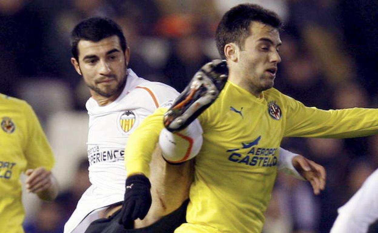 Albiol defiende a Rossi durante un Valencia-Villarreal de la 2008-2009