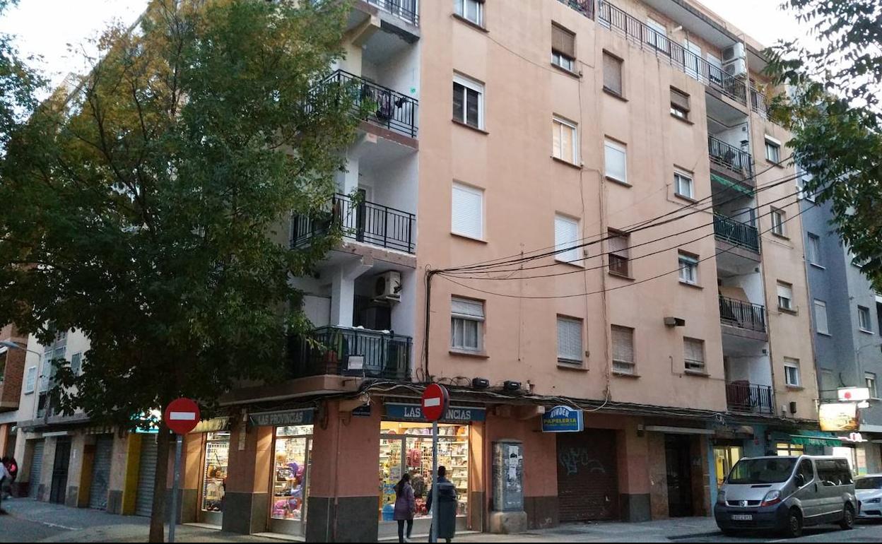 Edificio desde el que se precipitó la mujer, en Torrefiel.