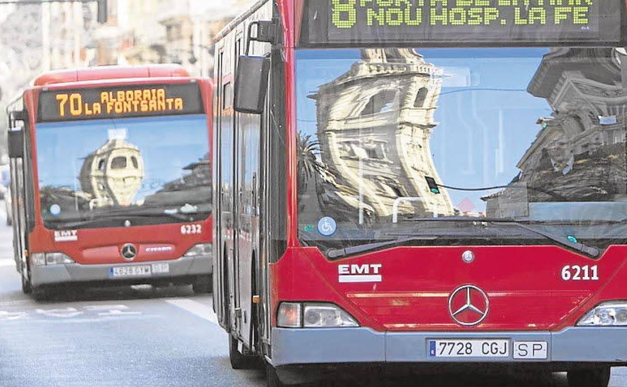 Dos autobuses de la EMT. 