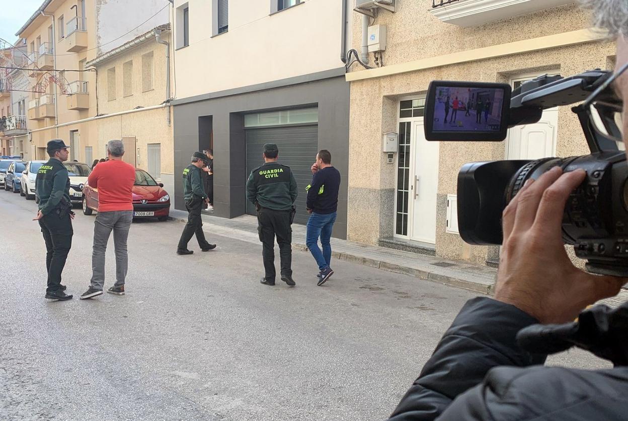 La Guardia Civil, durante el registro de la casa del sospechoso en l'Olleria. 