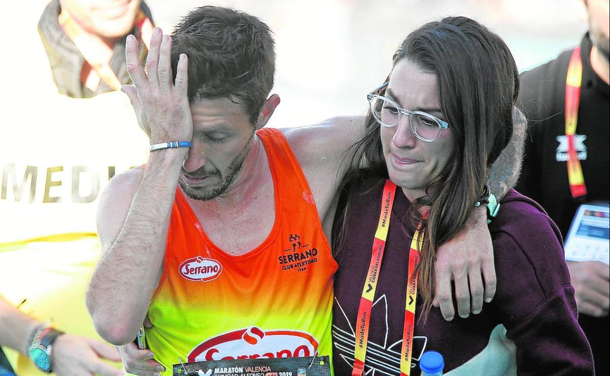 'Chiki' Pérez, desconsolado junto a su esposa tras cruzar la línea de meta del maratón. :: 