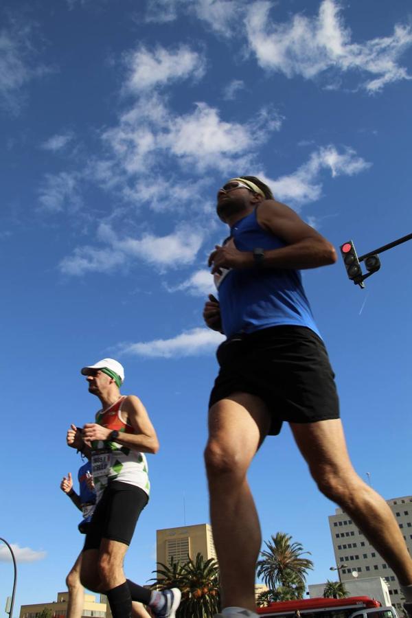 Fotos: Búscate en el paso por el muro del Maratón