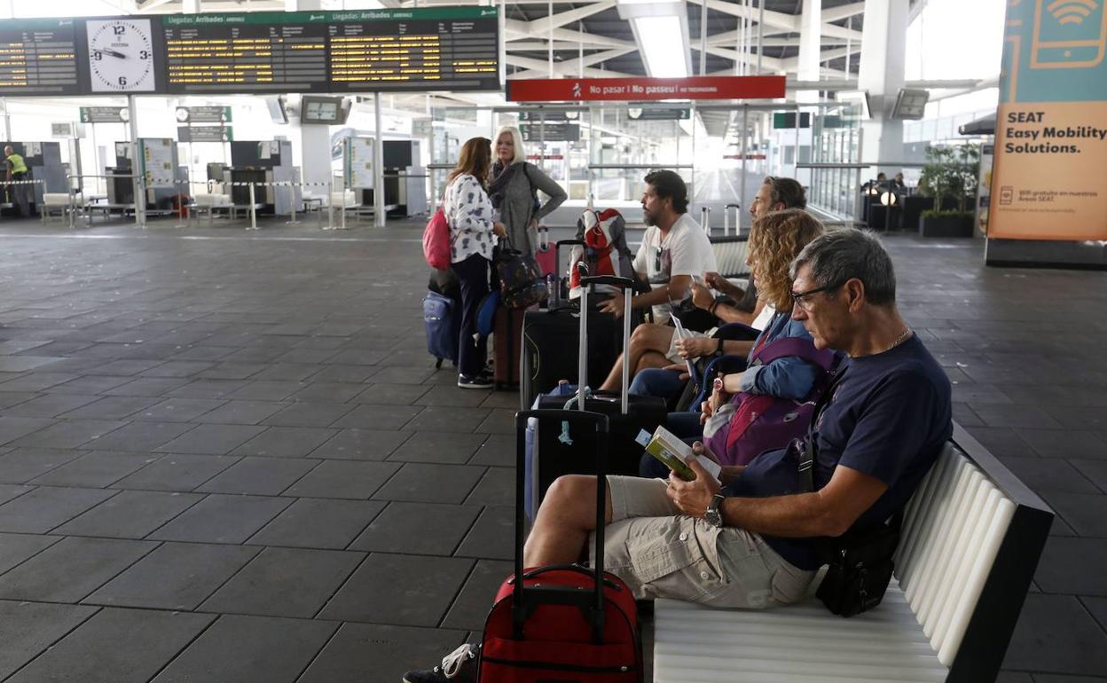 Pasajeros en la estación del AVE en Valencia. 