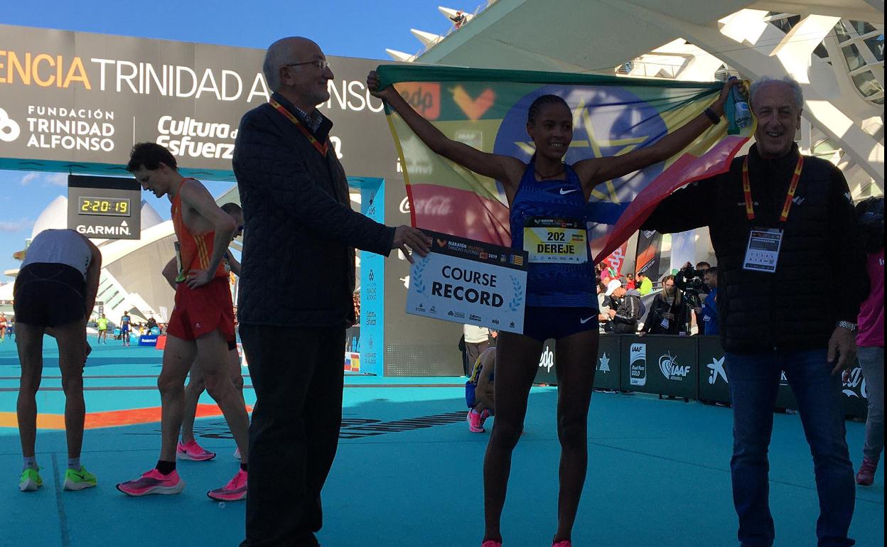 Roza Dereje bate el récord femenino del Maratón de Valencia