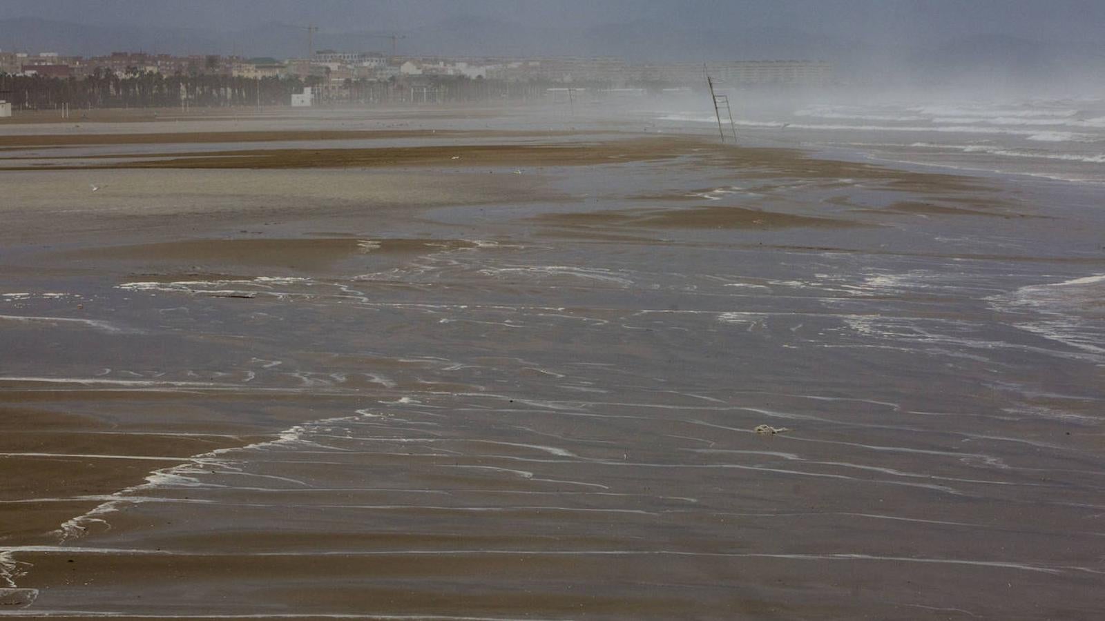 El puerto de Valencia ha estado cerrado por el temporal de viento. 