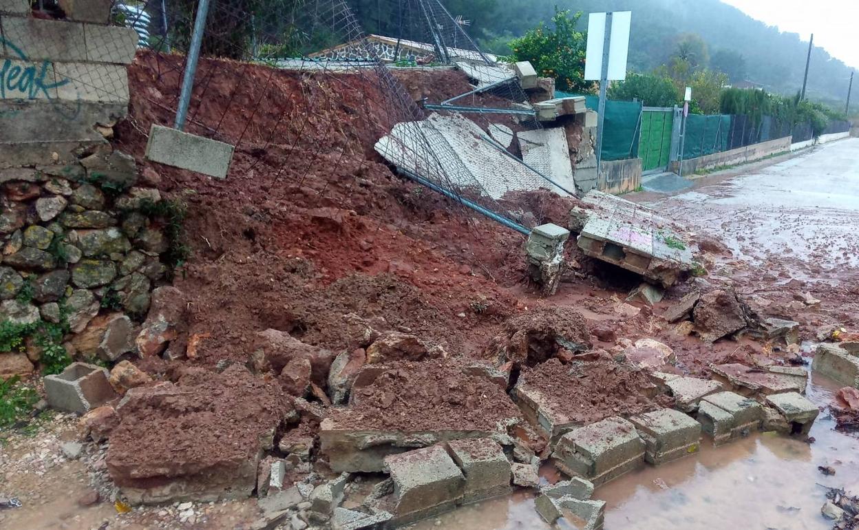 Efectos del temporal de lluvias en un camino de Alzira.