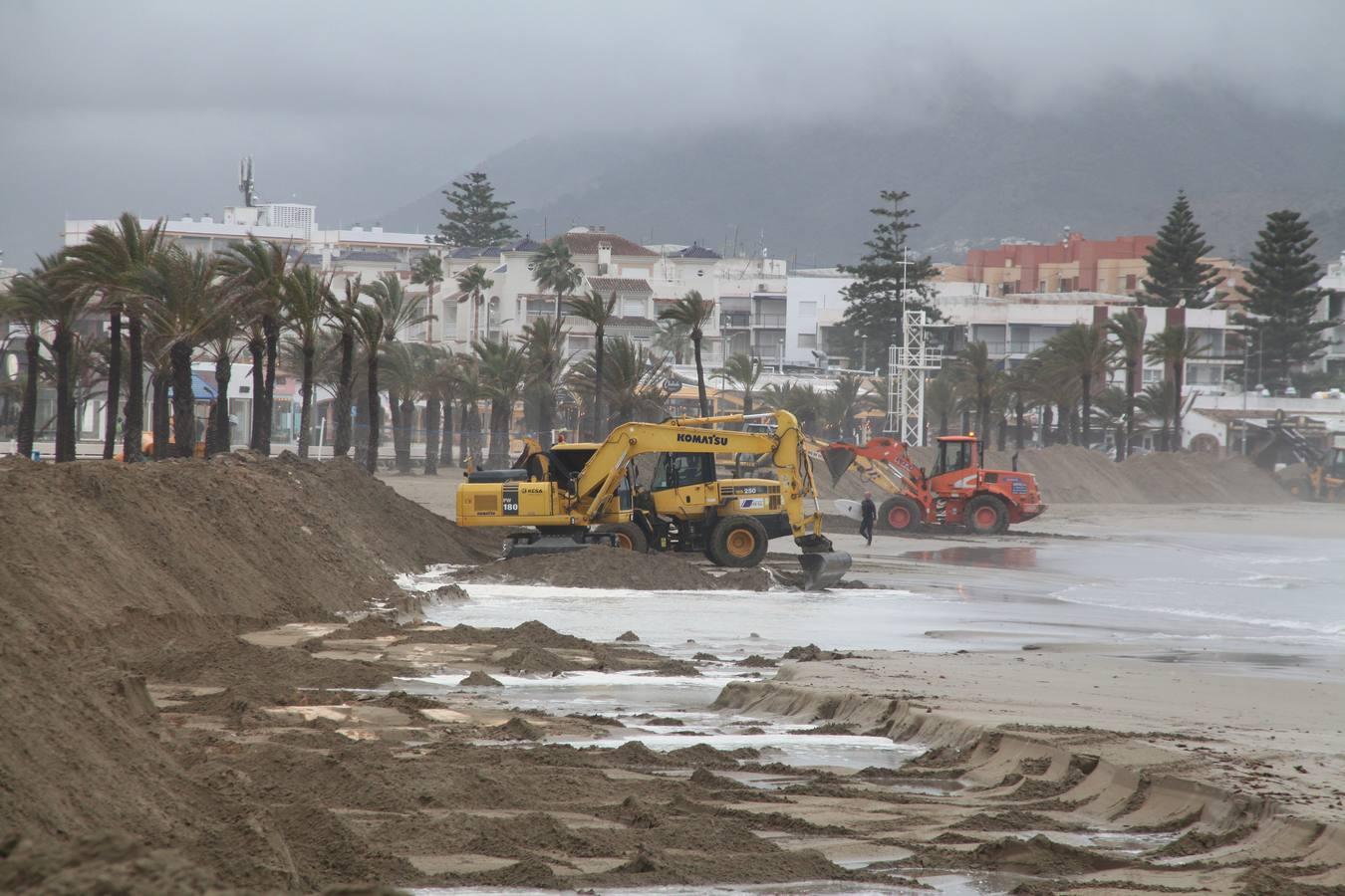 Construcción de un dique en la playa del Arenal de Xàbia por el temporal.