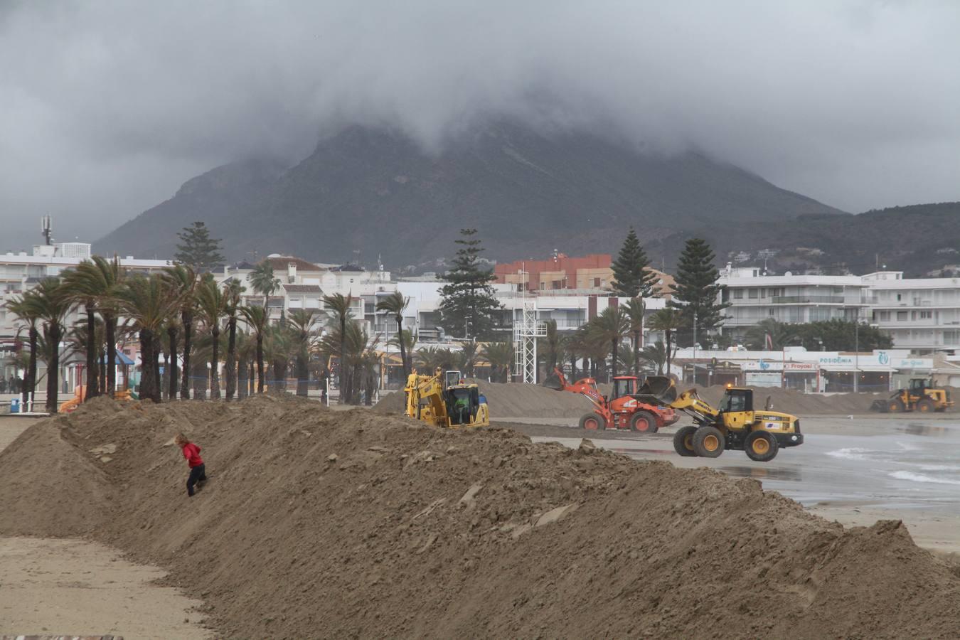 Dique en la playa del Arenal de Xàbia por el temporal.