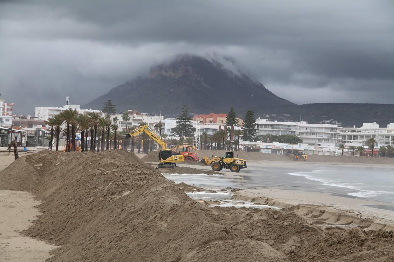 Construcción de un dique en la playa del Arenal de Xàbia por el temporal de lluvias en la Comunitat Valenciana.