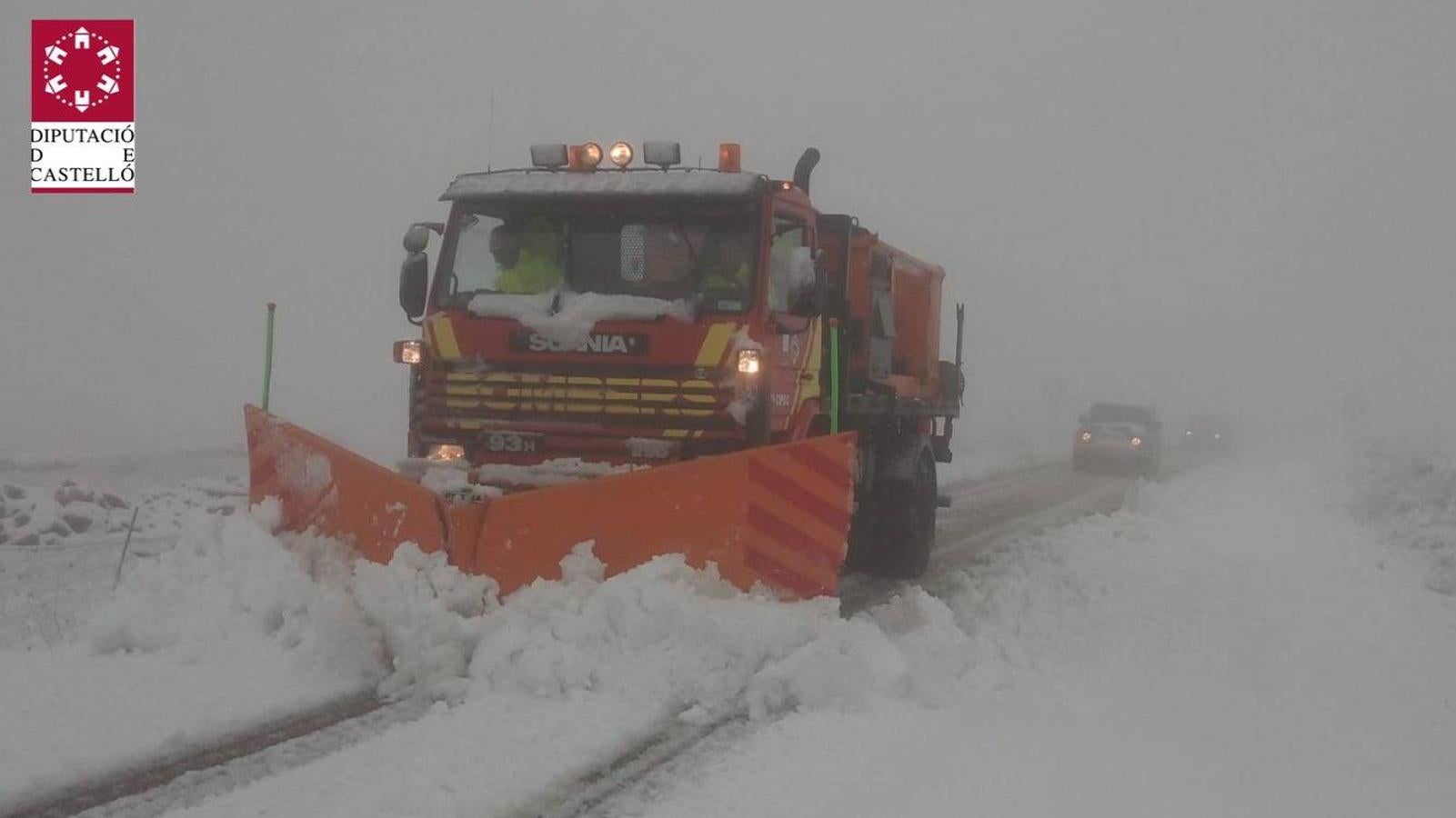 Las máquinas quitanieves intervienen por nevadas en varias zonas de la Comunitat. 