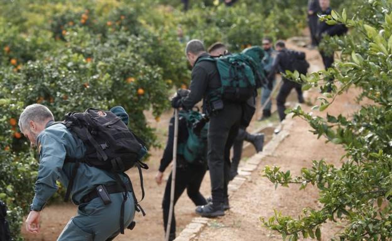 Agentes de la Guardia Civil buscan a Marta Calvo. 