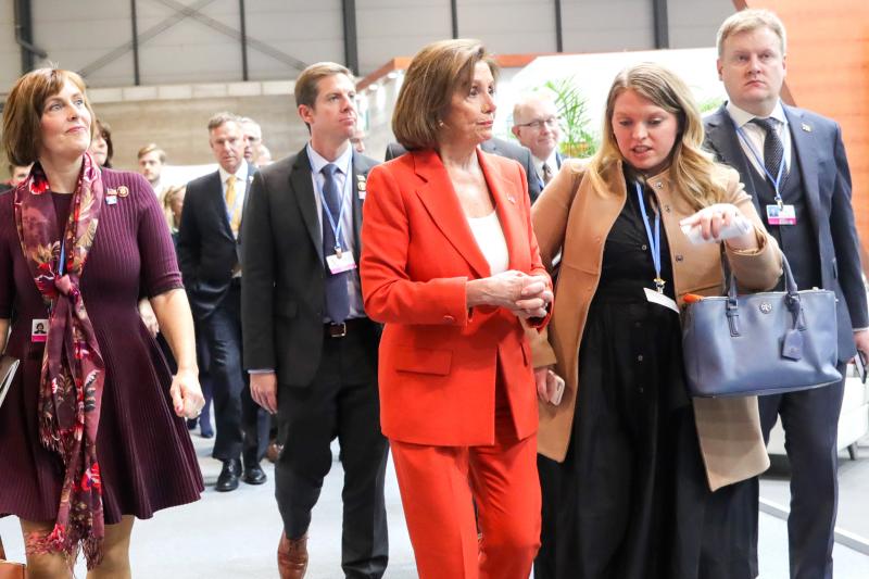 La presidente de la Cámara de Representantes de los Estados Unidos, Nancy Pelosi (3d), a su llegada a la Conferencia de Naciones Unidas sobre el Cambio Climático (COP25)