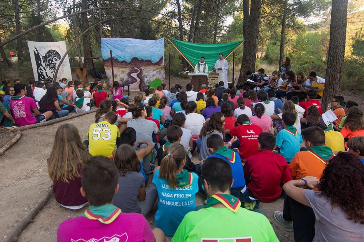 Asistentes a uno de los campamentos de verano organizados por Juniors M. D. 