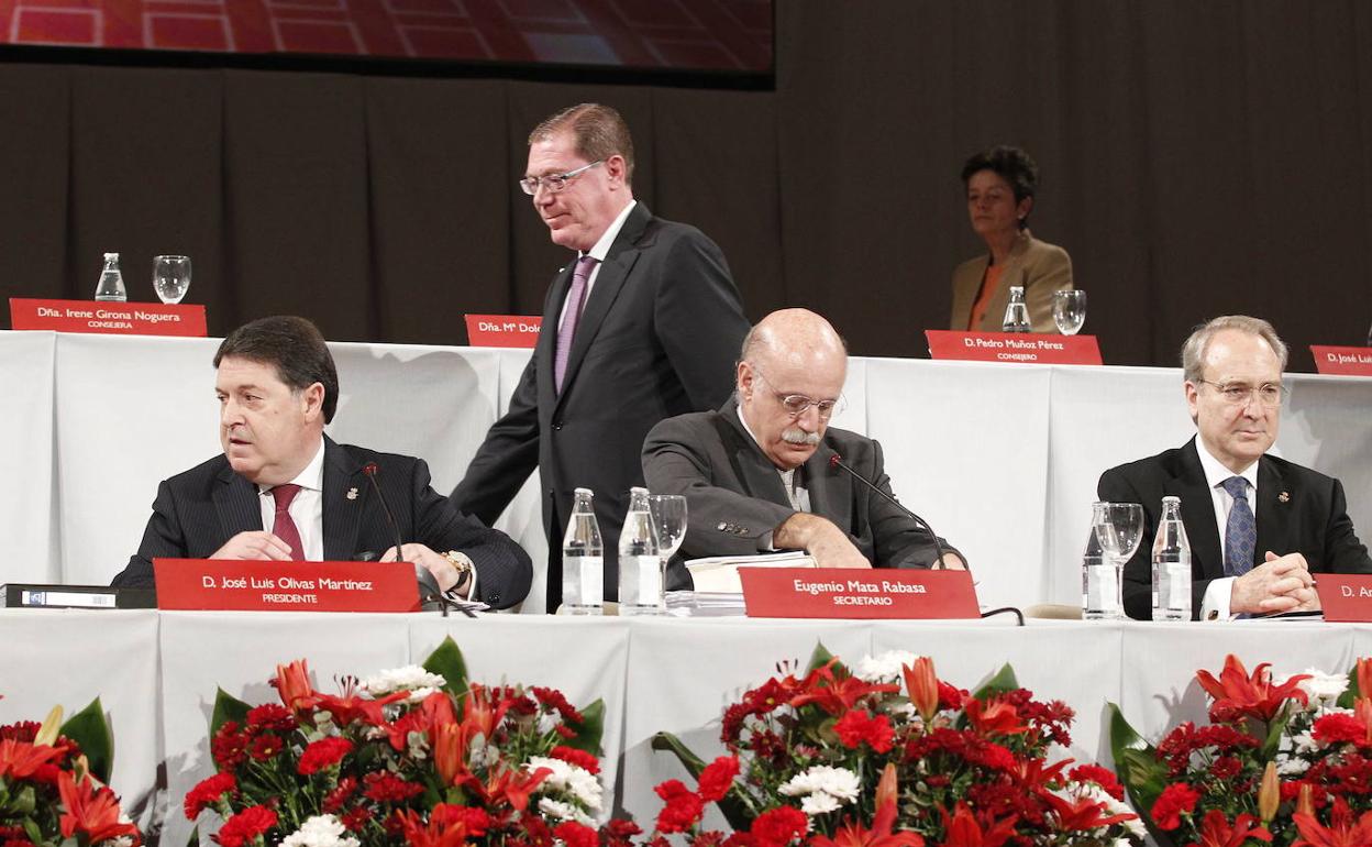 José Luis Olivas y Domingo Parra, junto a otros miembros de la cúpula del Banco de Valencia. 