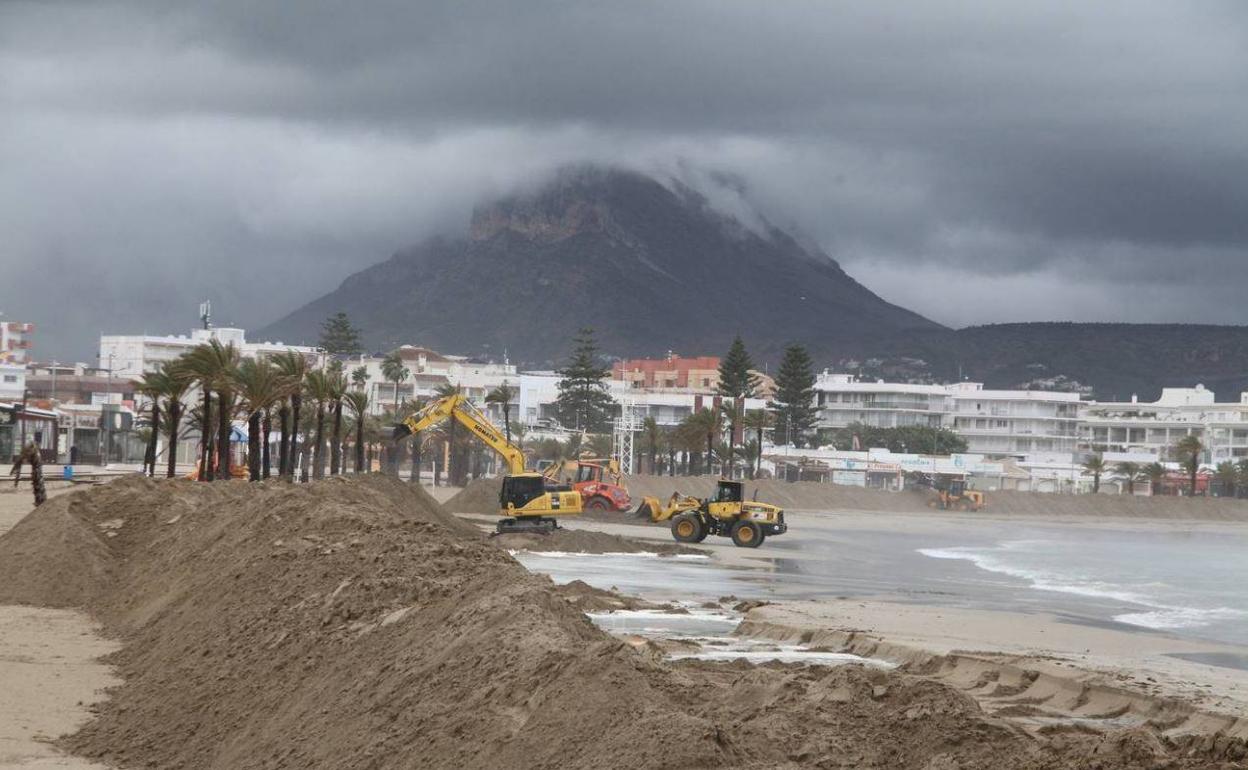 Dique en la playa del Arenal de Xàbia por el temporal.