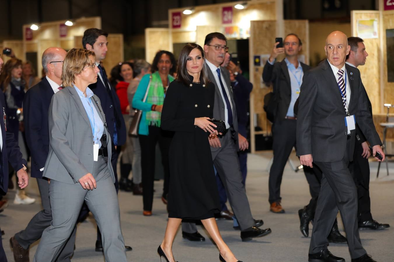 La monarca ha presidido el acto 'Invertir en acciones climáticas para la salud: reducir las emisiones, limpiar nuestro aire, salvar vidas'. Para el evento ha lucido un abrigo negro con botones de perlas. Aunque lo que llamaba mucho la atención era el maquillaje. Letizia ha lucido unos smoky eyes (ahumados) que remarcaban su mirada.