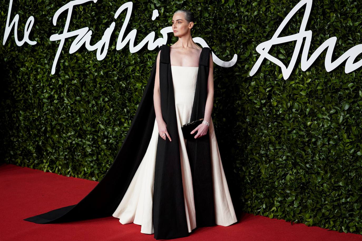 Los Fashion Awards reunieron este lunes en el Royal Albert Hall de Londres a lo más selecto de la moda mundial. Estos galardones premian cada año la innovación y creatividad en la industria de la moda y reúnen una de las alfombras rojas más glamurosas del año. Celebridades como Cate Blanchett, Julia Roberts, Donatella Versace o Rhianna no faltaron a la cita.